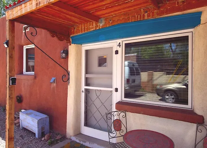 Galisteo Getaway - Courtyard - Near Railyard