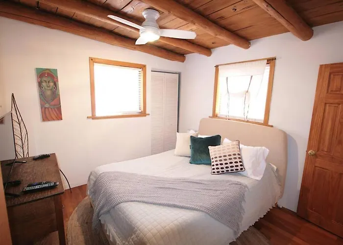 Galisteo Getaway - Courtyard - Near Railyard