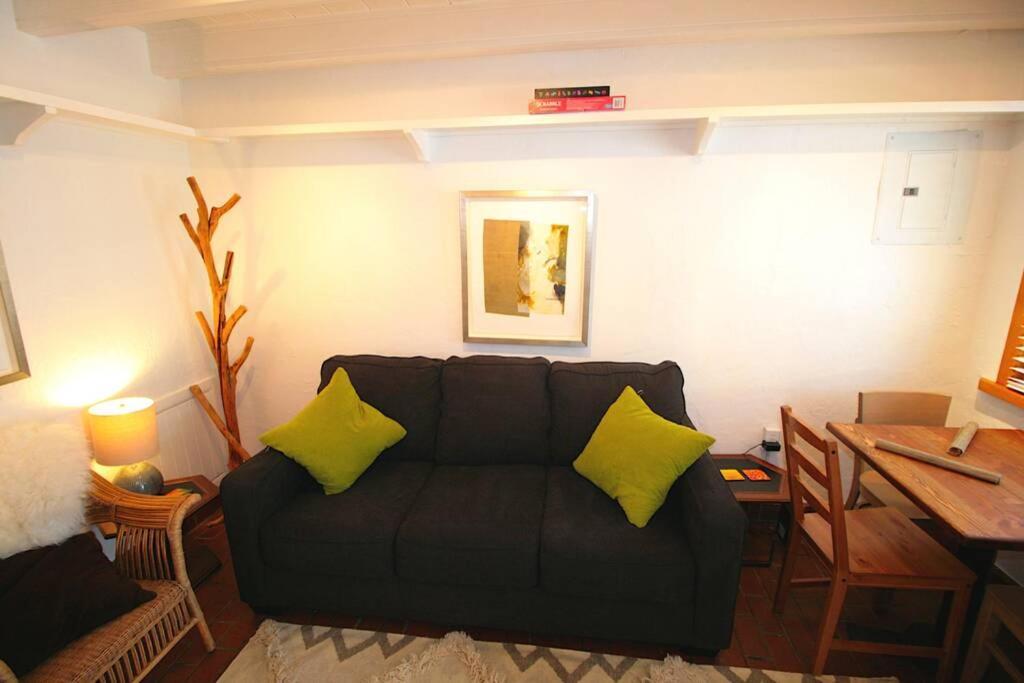 Galisteo Getaway - Courtyard - Near Railyard *