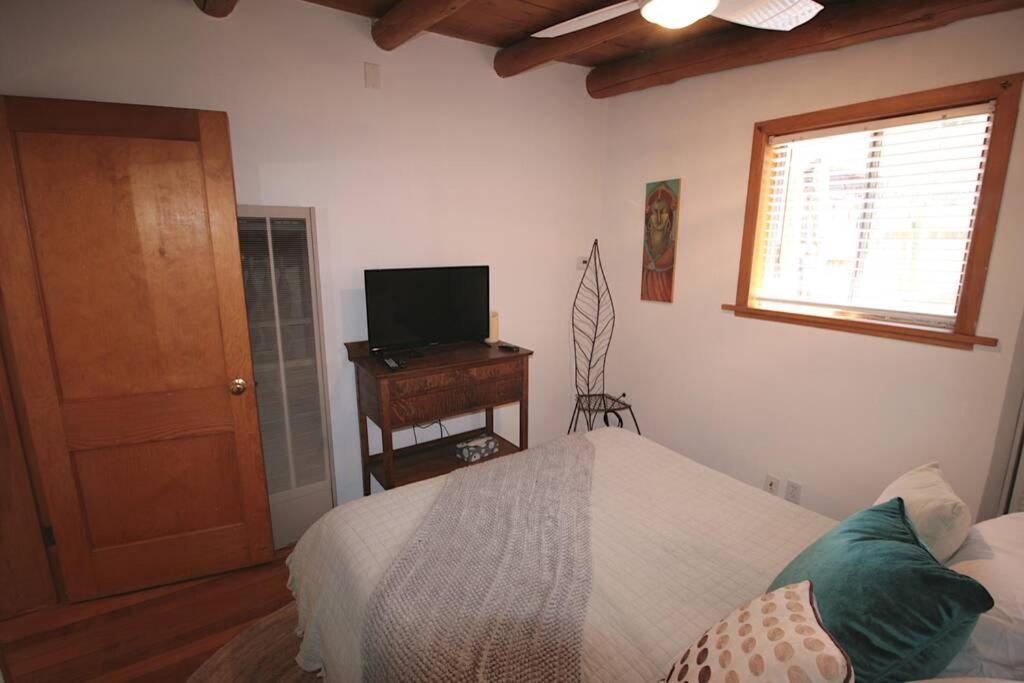 Galisteo Getaway - Courtyard - Near Railyard * Santa Fe