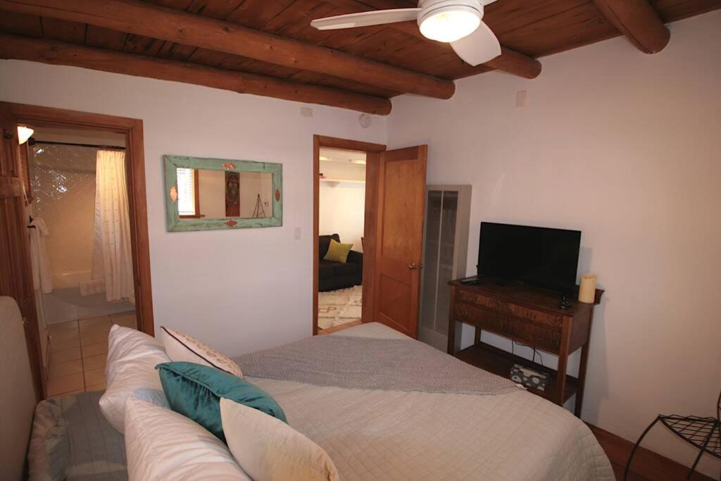 Galisteo Getaway - Courtyard - Near Railyard